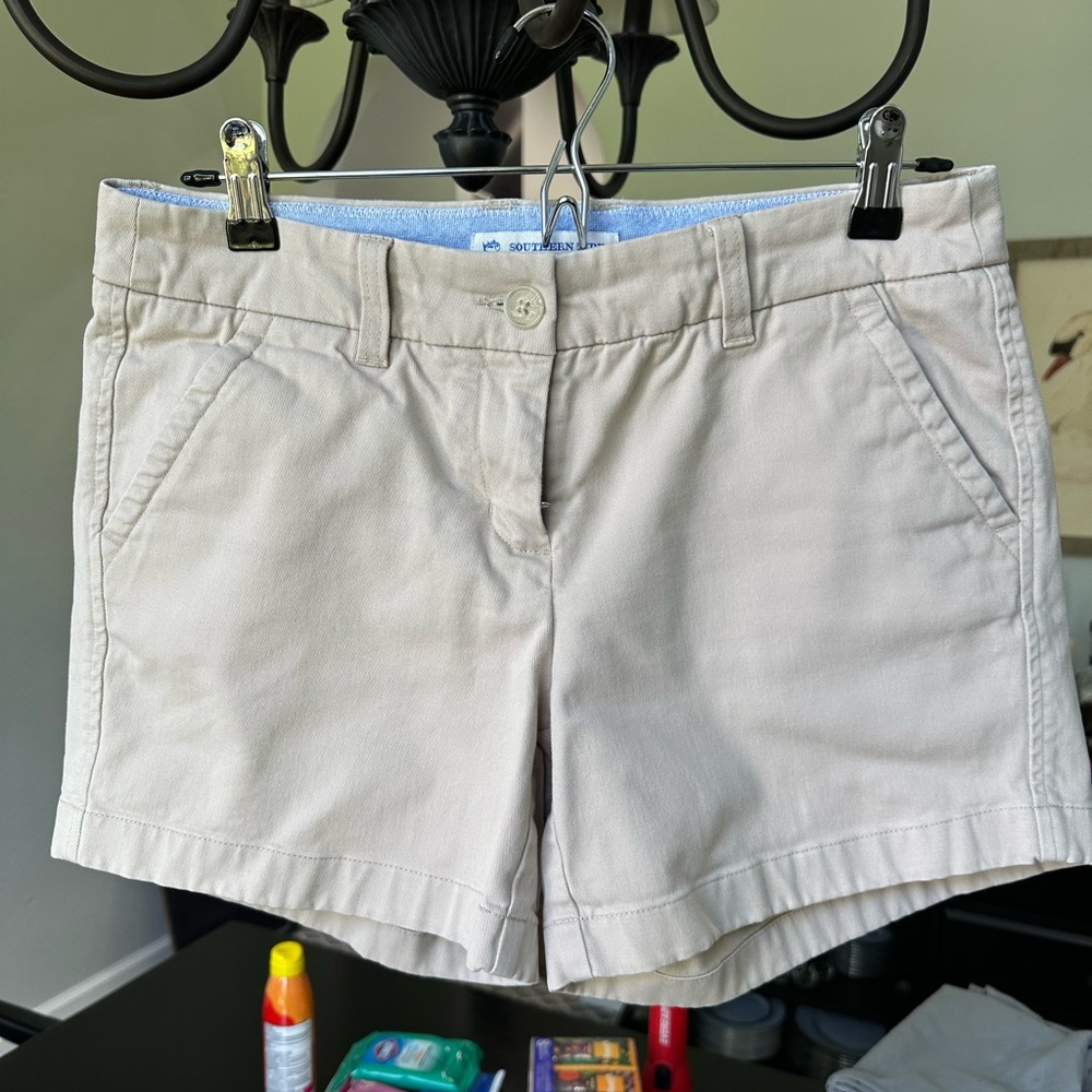 Southern Tide 5” Caroline Shorts. Khaki. Size 4.